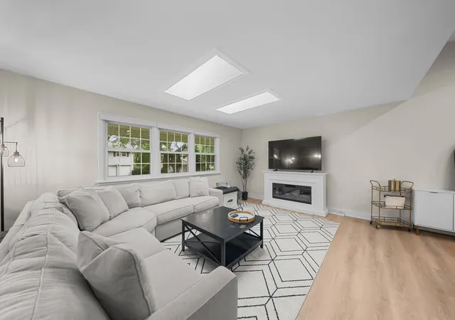 Photo 4 of Single family home for sale at 907 E Schirra Dr, Palatine, IL 60074 | MLS# 12765956 | Listing updated on 2026-09-24