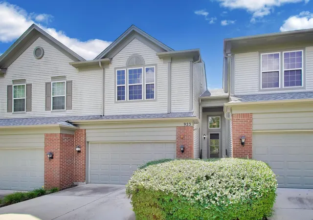 Photo 1 of Townhouse for sale at 923 Kings Cyn Dr, Streamwood, IL 60107 | MLS# 12765965 | Listing updated on 2026-09-28