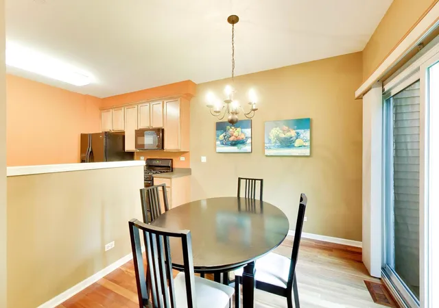 Photo 4 of Townhouse for sale at 923 Kings Cyn Dr, Streamwood, IL 60107 | MLS# 12765965 | Listing updated on 2026-09-28