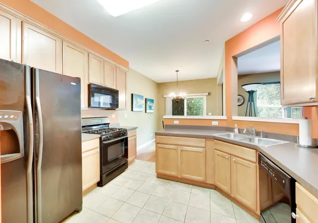 Photo 2 of Townhouse for sale at 923 Kings Cyn Dr, Streamwood, IL 60107 | MLS# 12765965 | Listing updated on 2026-09-28