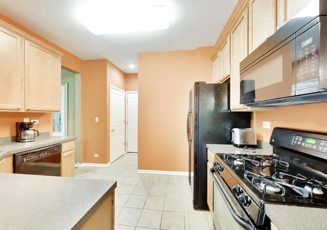 Photo 3 of Townhouse for sale at 923 Kings Cyn Dr, Streamwood, IL 60107 | MLS# 12765965 | Listing updated on 2026-09-28