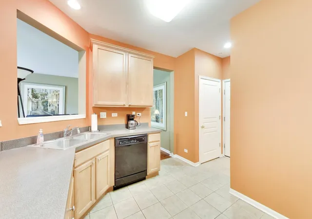 Photo 3 of Townhouse for sale at 923 Kings Cyn Dr, Streamwood, IL 60107 | MLS# 12765965 | Listing updated on 2026-09-28