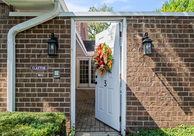 Photo 3 of Townhouse for sale at 3 Chelsea On Auburn, Rolling Meadows, IL 60008 | MLS# 12765970 | Listing updated on 2026-09-22