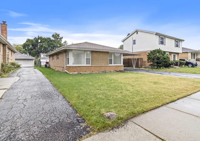 Photo 2 of Single family home for sale at 7915 Massasoit Ave, Burbank, IL 60459 | MLS# 12765989 | Listing updated on 2026-09-24