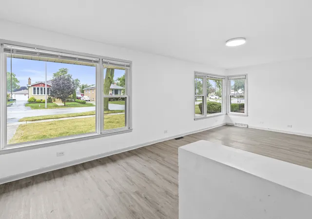 Photo 3 of Single family home for sale at 7915 Massasoit Ave, Burbank, IL 60459 | MLS# 12765989 | Listing updated on 2026-09-24