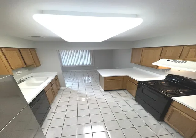 Listing Photo 5 - Condo for sale in building located at 476 Raintree Ct, Glen Ellyn, IL 60137 - Unit #2C