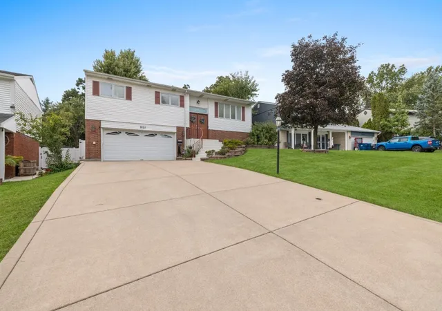 Photo 1 of Single family home for sale at 9121 Forest Dr, Hickory Hills, IL 60457 | MLS# 12766044 | Listing updated on 2026-09-30