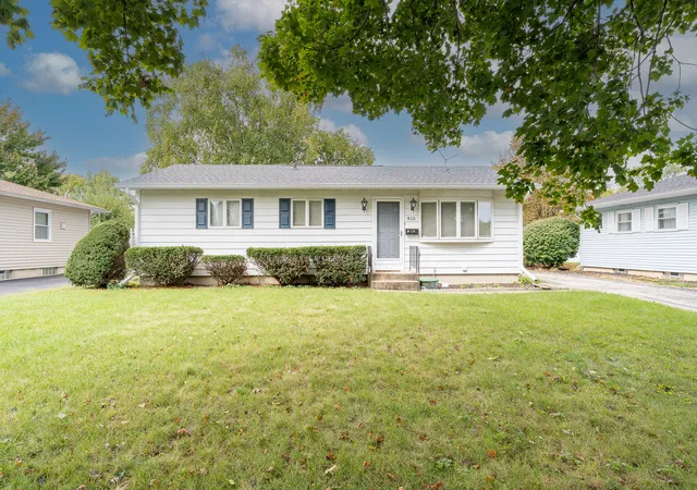 Photo 2 of Single family home for sale at 815 Pearson Dr, Joliet, IL 60435 | MLS# 12766062 | Listing updated on 2026-09-30