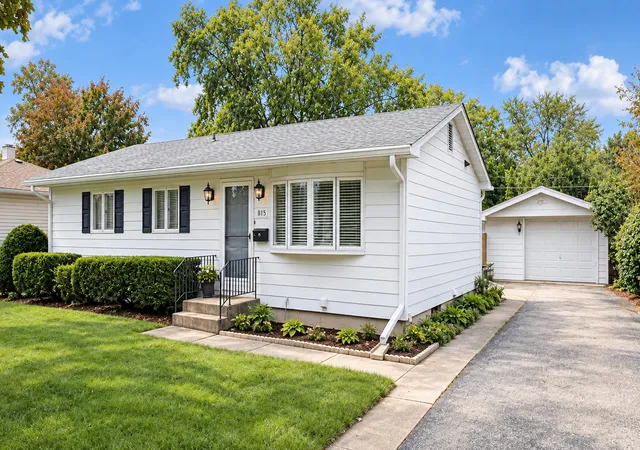 Photo 3 of Single family home for sale at 815 Pearson Dr, Joliet, IL 60435 | MLS# 12766062 | Listing updated on 2026-09-30