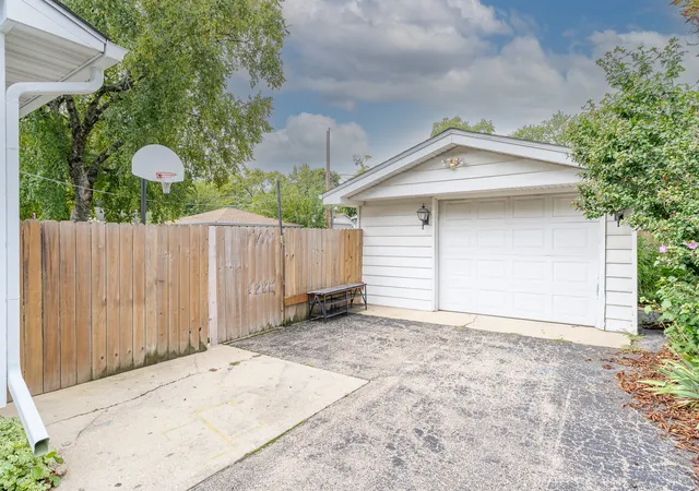 Photo 3 of Single family home for sale at 815 Pearson Dr, Joliet, IL 60435 | MLS# 12766062 | Listing updated on 2026-10-07