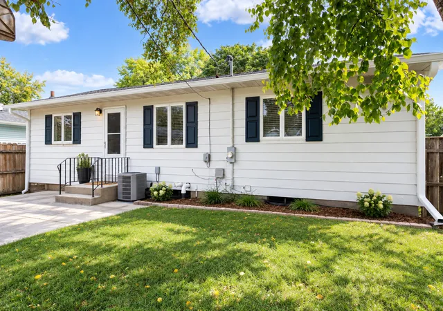 Photo 4 of Single family home for sale at 815 Pearson Dr, Joliet, IL 60435 | MLS# 12766062 | Listing updated on 2026-10-07