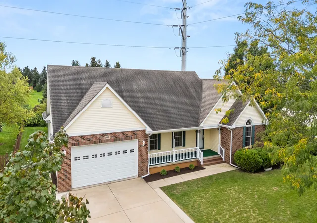 Photo 3 of Single family home for sale at 1338 Foxbend Dr, Sycamore, IL 60178 | MLS# 12766069 | Listing updated on 2026-10-04