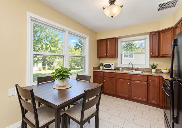 Photo 4 of Single family home for sale at 16100 Circle Dr, Markham, IL 60428 | MLS# 12766087 | Listing updated on 2026-09-29