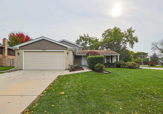 Photo 1 of Single family home for sale at 2703 N Brighton Pl, Arlington Heights, IL 60004 | MLS# 12766099 | Listing updated on 2026-10-29