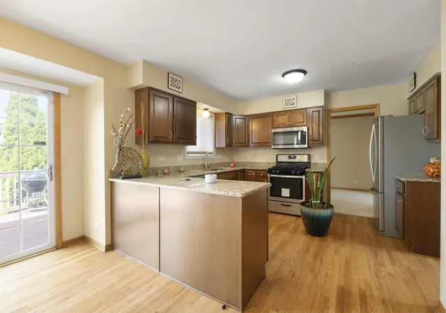 Photo 4 of Sale Pending at 131 Tecumseh Dr, Bolingbrook, IL 60490 | MLS# 12766106 | Listing updated on 2026-10-02