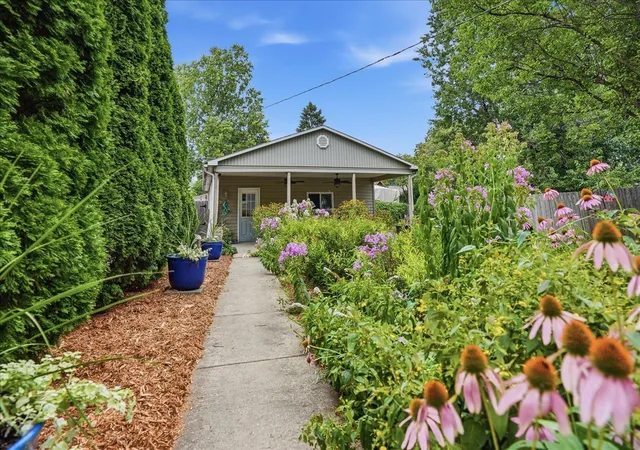 Photo 4 of Single family home for sale at 2014 E Jackson St, Bloomington, IL 61701 | MLS# 12766133 | Listing updated on 2026-09-30