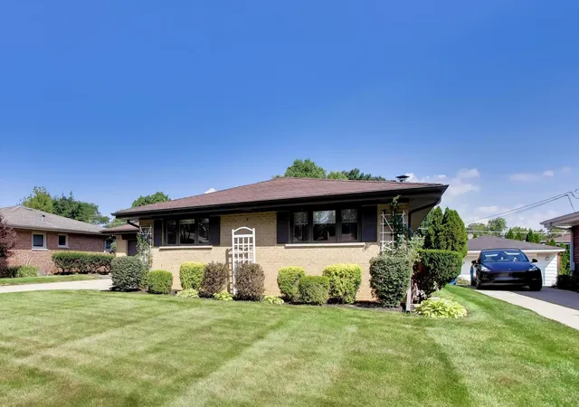 Photo 1 of Single family home for sale at 704 W Lonnquist Blvd, Mount Prospect, IL 60056 | MLS# 12766144 | Listing updated on 2026-09-24