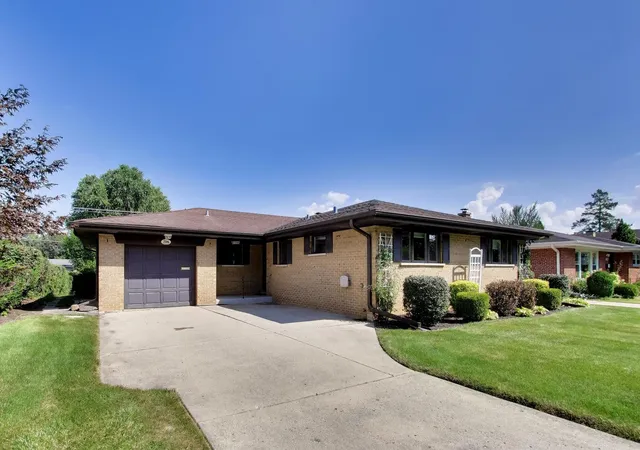 Photo 2 of Single family home for sale at 704 W Lonnquist Blvd, Mount Prospect, IL 60056 | MLS# 12766144 | Listing updated on 2026-09-24