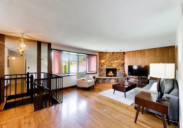 Photo 4 of Single family home for sale at 704 W Lonnquist Blvd, Mount Prospect, IL 60056 | MLS# 12766144 | Listing updated on 2026-09-24