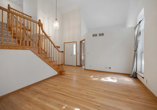 Photo 3 of Single family home for sale at 2519 Crestview Dr, Aurora, IL 60502 | MLS# 12766160 | Listing updated on 2026-09-24