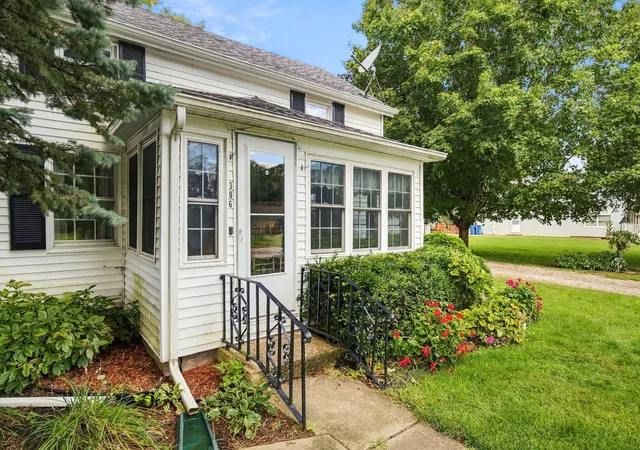 Photo 3 of Single family home for sale at 306 N Canal St, Newark, IL 60541 | MLS# 12766171 | Listing updated on 2026-10-05