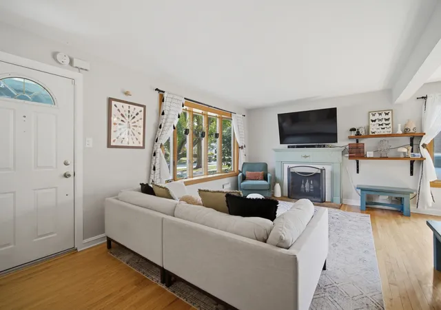 Photo 3 of Single family home for sale at 718 S Chestnut Ave, Arlington Heights, IL 60005 | MLS# 12766172 | Listing updated on 2026-09-24