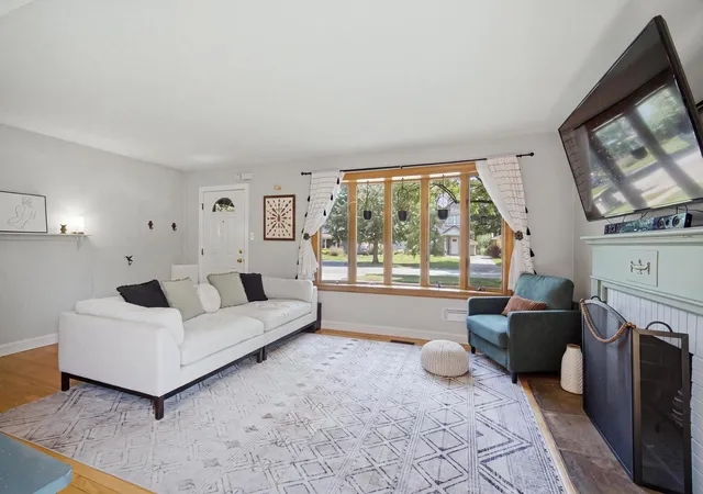 Photo 3 of Single family home for sale at 718 S Chestnut Ave, Arlington Heights, IL 60005 | MLS# 12766172 | Listing updated on 2026-09-24