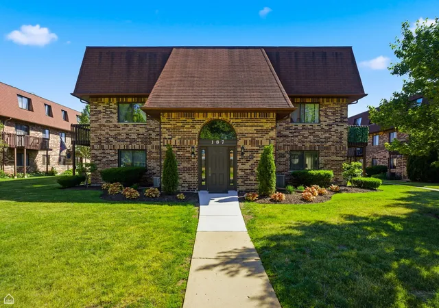 Listing Photo 1 - Condo for sale in building located at 187 Uteg St, Crystal Lake, IL 60014 - Unit #206B