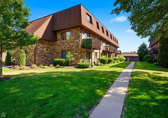 Listing Photo 2 - Condo for sale in building located at 187 Uteg St, Crystal Lake, IL 60014 - Unit #206B