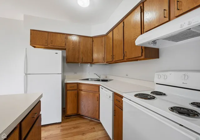 Listing Photo 3 - Condo for sale in building located at 187 Uteg St, Crystal Lake, IL 60014 - Unit #206B