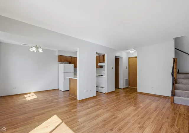 Listing Photo 5 - Condo for sale in building located at 187 Uteg St, Crystal Lake, IL 60014 - Unit #206B
