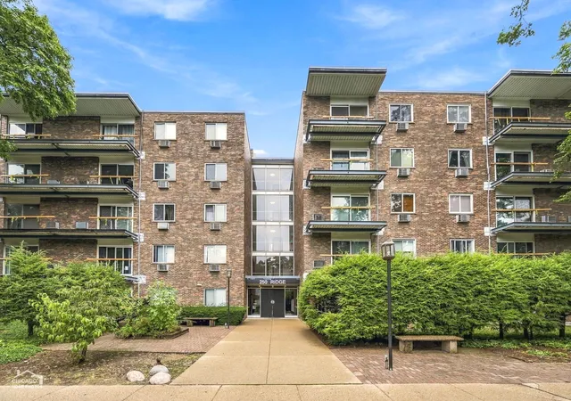 Condo for sale at 250 Ridge Ave #4H, Evanston, IL 60202 | MLS# 12766222