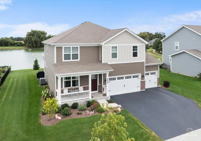 Photo 3 of Single family home for sale at 695 Kentshire Cir, Elgin, IL 60124 | MLS# 12766249 | Listing updated on 2026-09-23