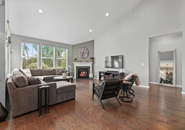 Photo 2 of Single family home for sale at 685 Insull Dr, Vernon Hills, IL 60061 | MLS# 12766276 | Listing updated on 2026-09-30