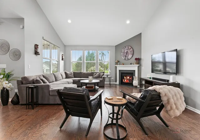 Photo 3 of Single family home for sale at 685 Insull Dr, Vernon Hills, IL 60061 | MLS# 12766276 | Listing updated on 2026-09-30
