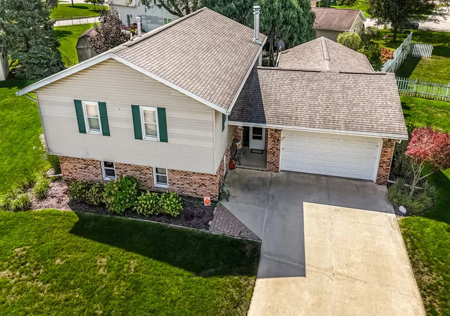 Photo 2 of Single family home for sale at 701 N Mohave Dr, Pontiac, IL 61764 | MLS# 12766280 | Listing updated on 2026-10-01