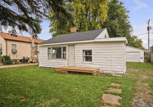 Photo 1 of Single family home for sale at 711 W Howard St, Pontiac, IL 61764 | MLS# 12766327 | Listing updated on 2026-10-22