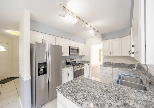 Photo 4 of Single family home for sale at 530 Park Barrington Way, Barrington, IL 60010 | MLS# 12766331 | Listing updated on 2026-09-30