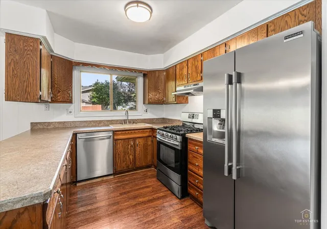 Photo 3 of Single family home for sale at 830 Hiawatha Dr, Elgin, IL 60120 | MLS# 12766344 | Listing updated on 2026-09-30