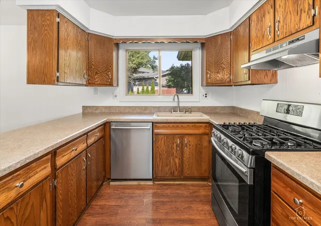 Photo 4 of Single family home for sale at 830 Hiawatha Dr, Elgin, IL 60120 | MLS# 12766344 | Listing updated on 2026-09-30