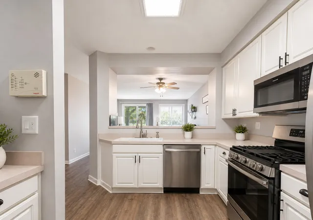 Listing Photo 4 - Condo for sale in building located at 2917 Stockton Ct, Naperville, IL 60564 - Unit #2917