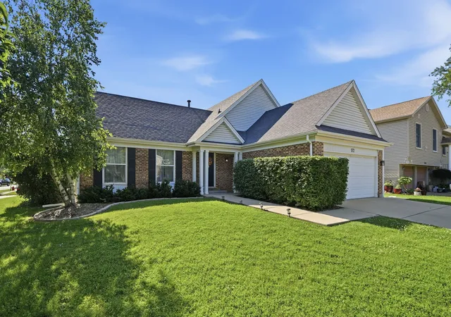 Photo 2 of Single family home for sale at 572 N Walnut Ln, Schaumburg, IL 60194 | MLS# 12766357 | Listing updated on 2026-09-24
