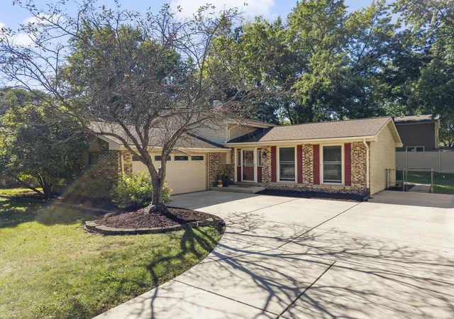 Photo 1 of Single family home for sale at 6s174 Lakewood Dr, Naperville, IL 60540 | MLS# 12766361 | Listing updated on 2026-10-07
