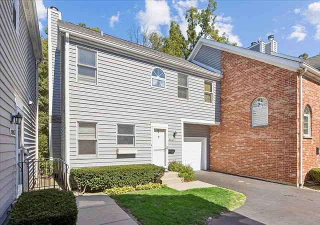 Photo 2 of Townhouse for sale at 812 Chestnut St #B, Deerfield, IL 60015 | MLS# 12766362 | Listing updated on 2026-10-07