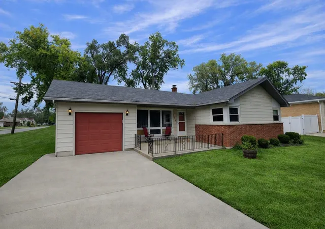 Single family home for sale at 4942 138th Place, Crestwood, IL 60418 | MLS# 12766382
