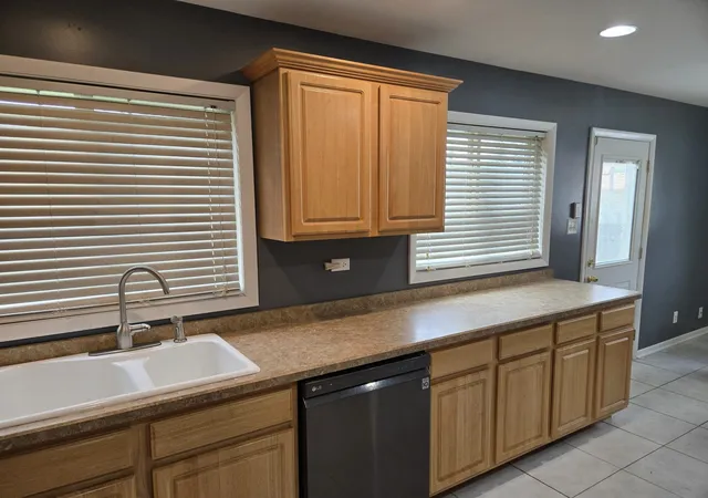 Photo 4 of Single family home for sale at 4942 138th Place, Crestwood, IL 60418 | MLS# 12766382 | Listing updated on 2026-09-28