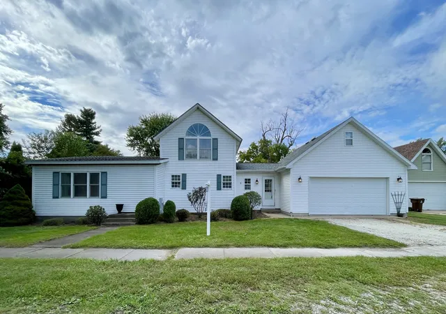 Single family home for sale at 567 S Chestnut St, Chebanse, IL 60922 | MLS# 12766396