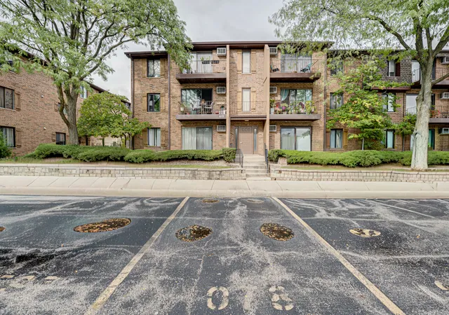 Photo 2 of Condo for sale at 611 N Briar Hl Ln #1, Addison, IL 60101 | MLS# 12766403 | Listing updated on 2026-09-24