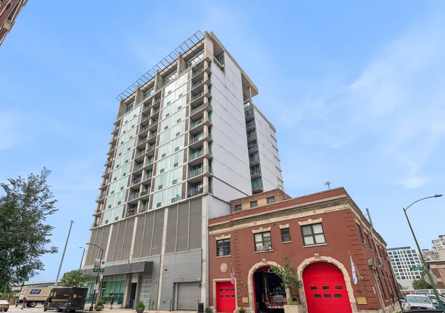 Photo 1 of Condo for sale at 700 W Van Buren St #604, Chicago, IL 60607 | MLS# 12766418 | Listing updated on 2026-09-28