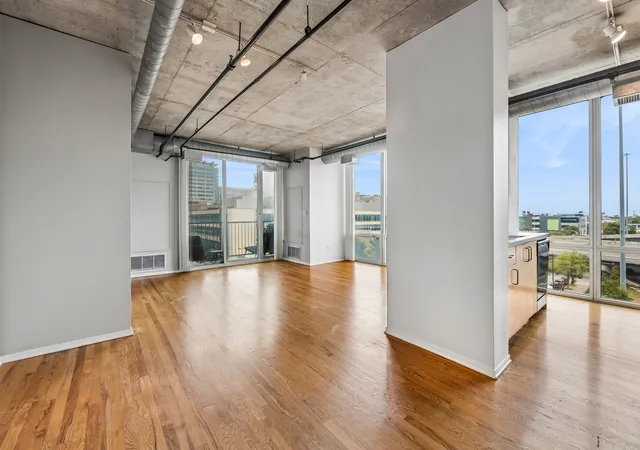 Photo 2 of Condo for sale at 700 W Van Buren St #604, Chicago, IL 60607 | MLS# 12766418 | Listing updated on 2026-09-28